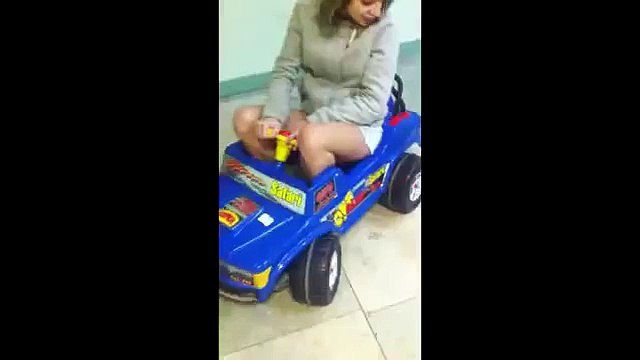 Девушка за рулем