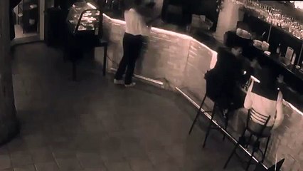 Une serveuse met un coup de plateau à un client qui l'a bien cherché