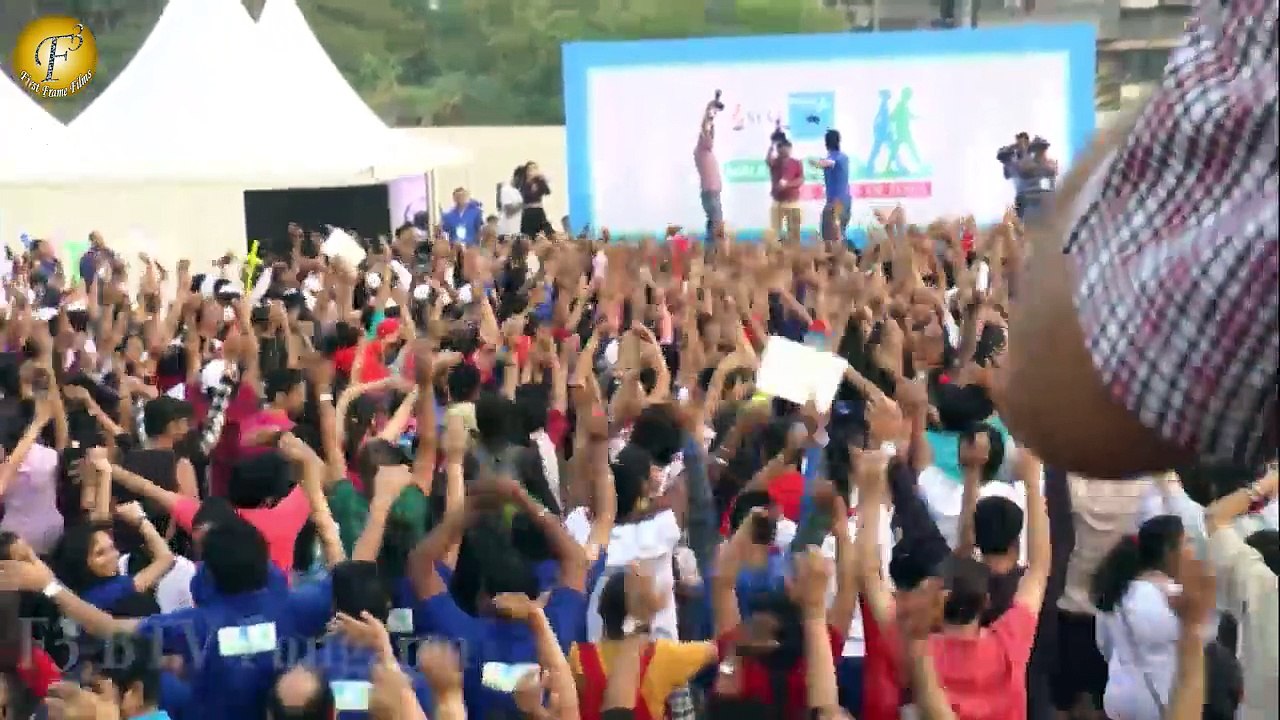 "AKSHAY KUMAR & NIMRAT KAUR ATTEND MAX BUPA WALK FOR HEALTH"