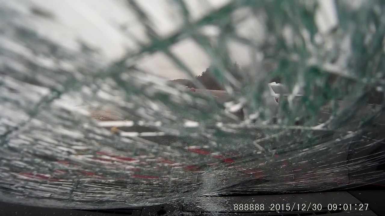 Un bout de glace se détache de la voiture devant et se fracasse sur son pare-brise