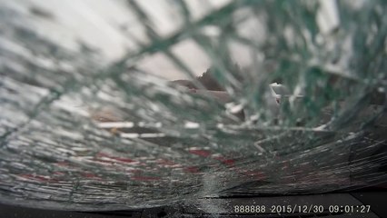 Un bout de glace se détache de la voiture devant et se fracasse sur son pare-brise