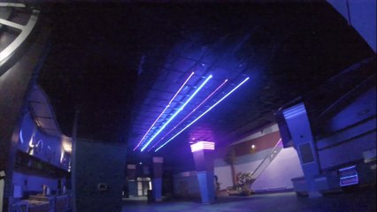 Il explorent un cinema abandonné et essaient de se regarder un film dans la salle