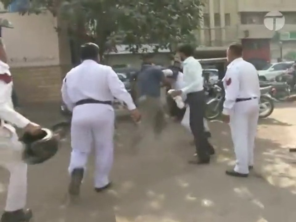 Traffic wardens beat up a citizen in Karachi's PIDC area