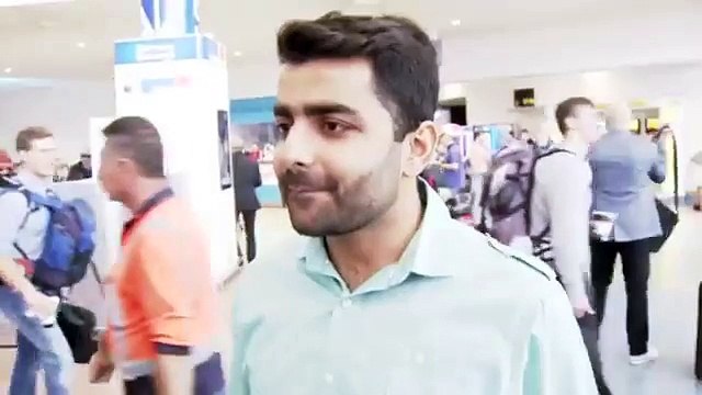 SHAHID AFRIDI AND AHMED SHAHZAD EATING BURGER WITH NO MONEY