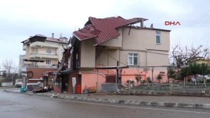 1 Tonluk Çatı Kağıt Gibi Uçup 2 Katlı Evin Üzerine Düştü