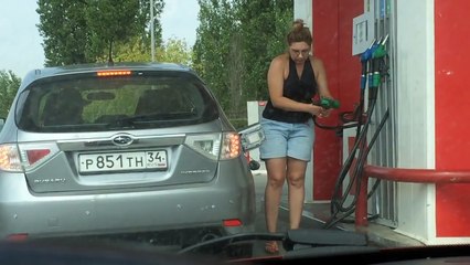 Две блондинки на заправке