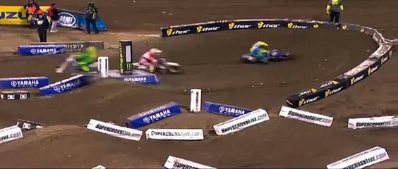 Kaza yaptıran rakibini yumrukladı!