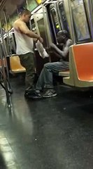 Il offre ses habits à un SDF torse nu dans le métro