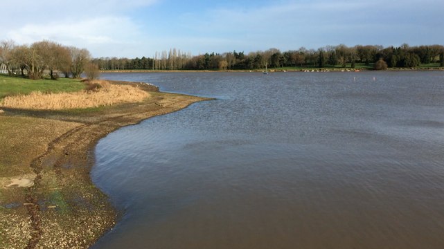 Rejets d'eau au barrage de Moulin Papon