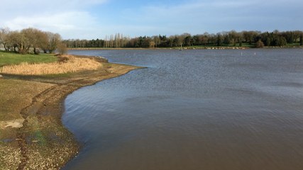 Rejets d'eau au barrage de Moulin Papon
