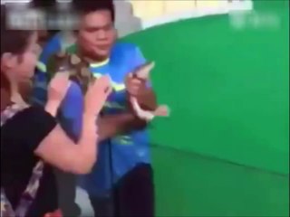 Mordue par un serpent qu'elle voulait embrasser