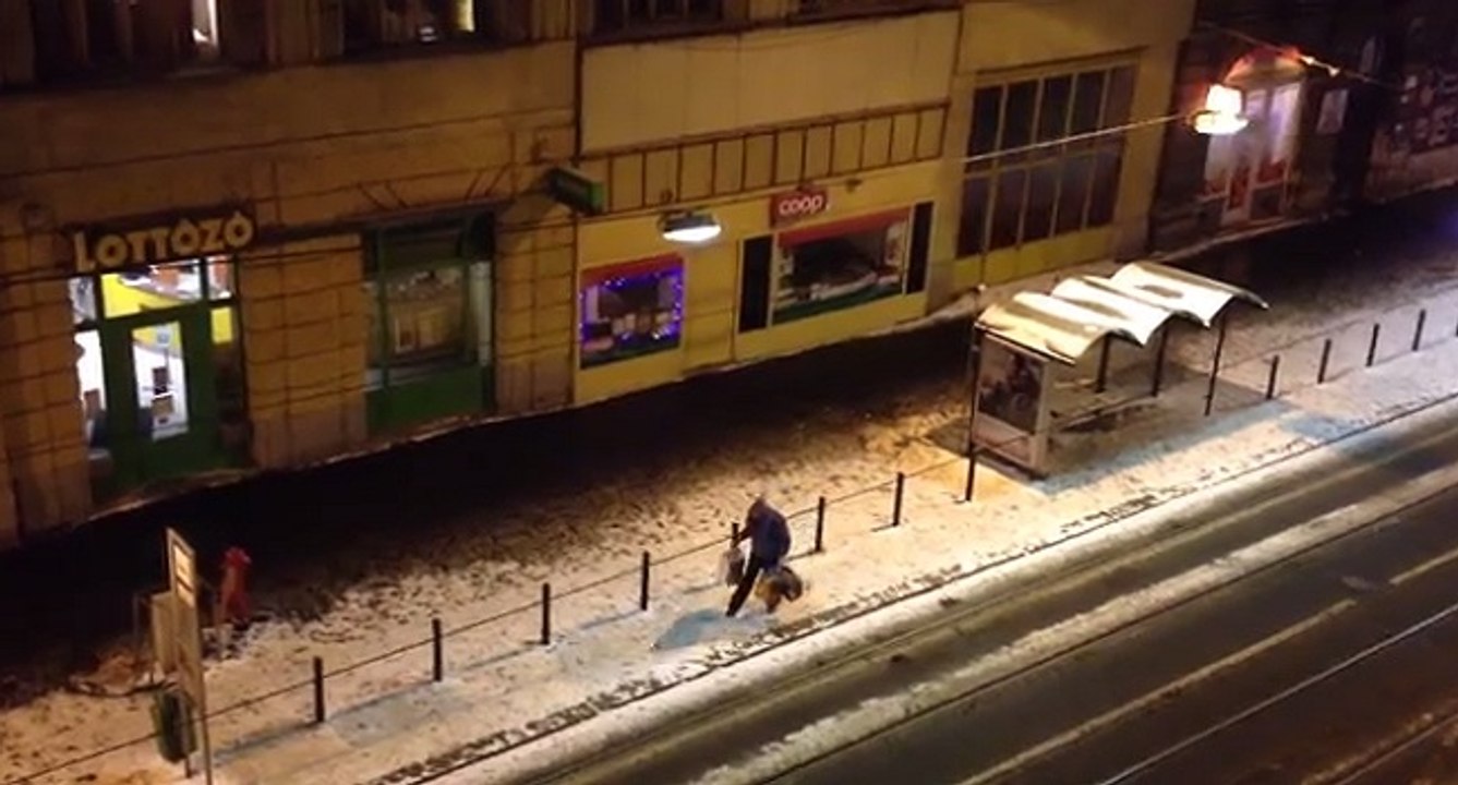 Un homme ivre se met en colère après avoir raté son tramway