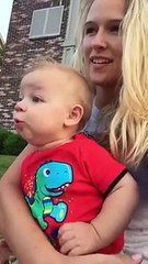 Hayatında ilkdefa havai fişek gören bebek