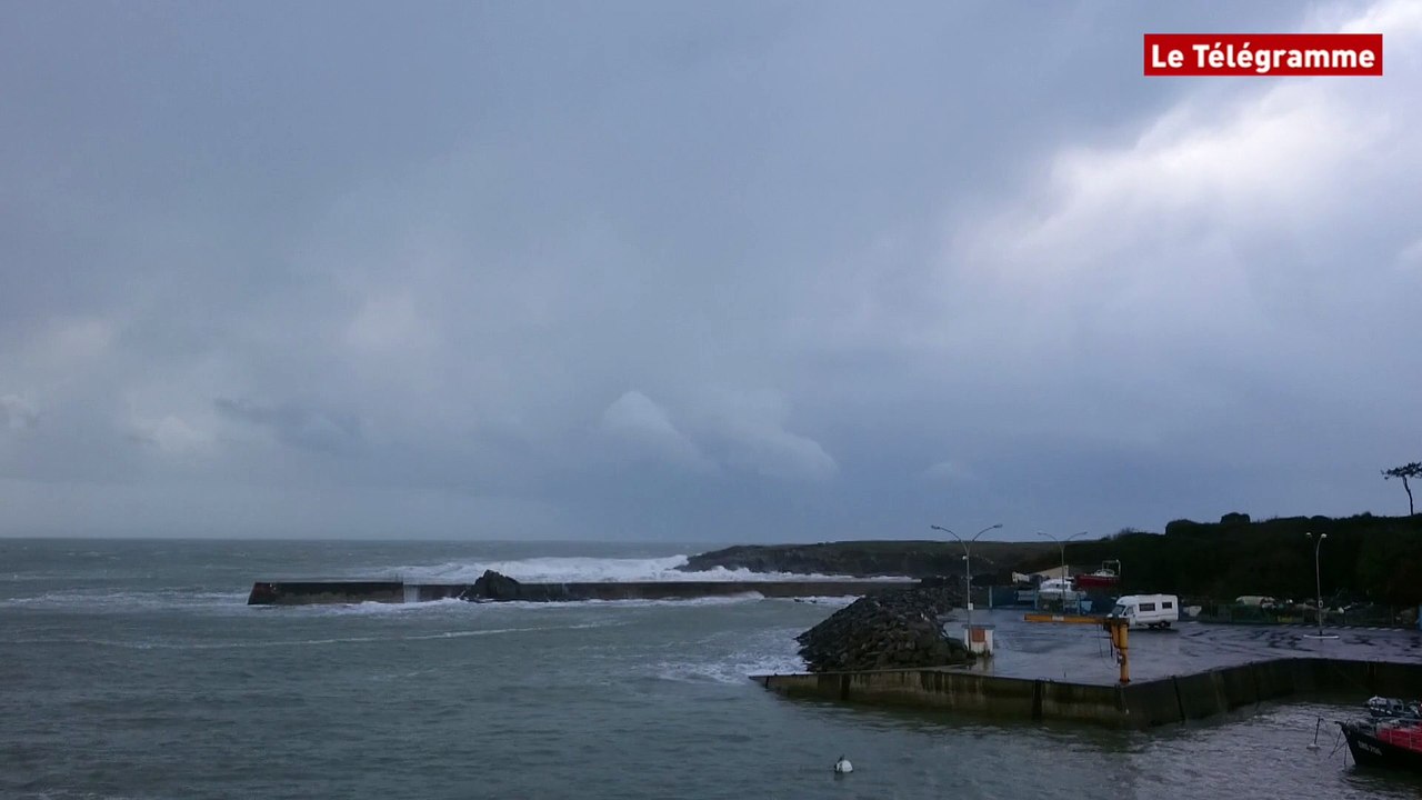 Clohars-Carnoët (29). Coup de vent et fortes vagues au port de Doëlan