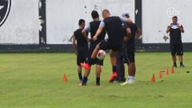 Jogador revelado pelo Botafogo se arrisca no freestyle em treino