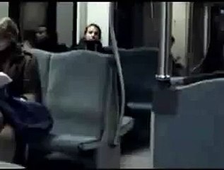 Un homme agresse une femme dans le métro, mais ce qu'un autre homme fait est inattendu!