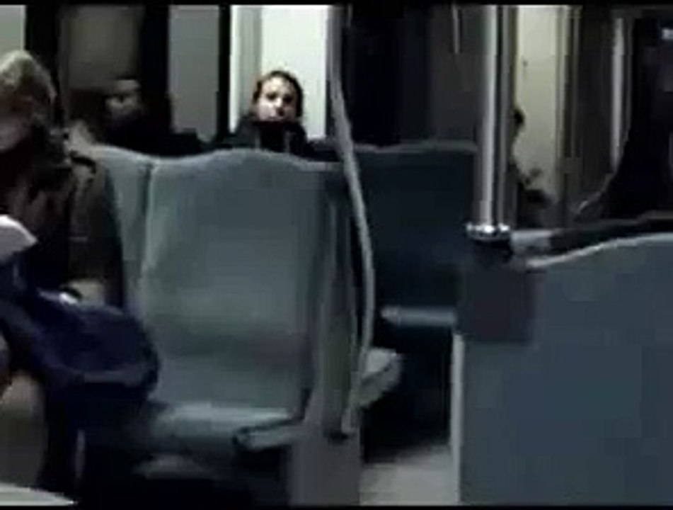 Un homme agresse une femme dans le métro, mais ce qu'un autre homme fait est inattendu!