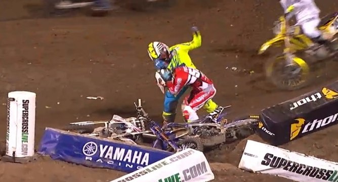 Bagarre entre des motards dans une course de motocross