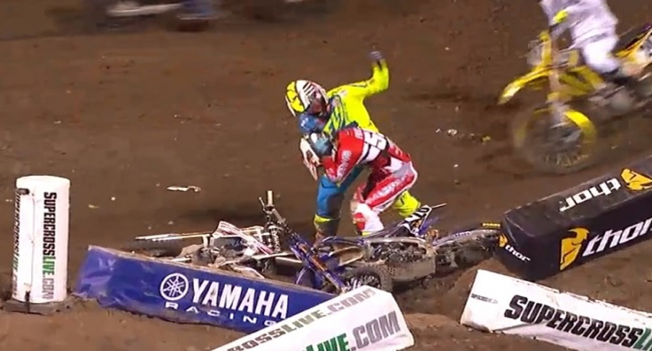 Bagarre entre des motards dans une course de motocross