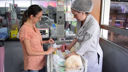 Theo e Davi participam do banho de ofurô no Apart Hospital