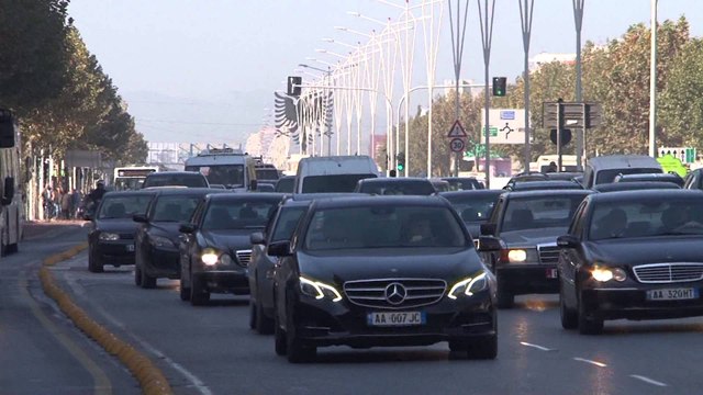 TAKSA PER MAKINAT E LUKSIT