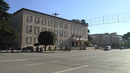 NIS RIPARIMI I BUNKERIT, U DOGJ NE PROTESTUESIT E OPOZITES