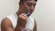 Technique d'un Japonais pour se laver les dents
