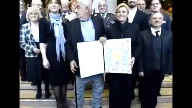 La présidente croate lui remet un diplôme, il en perd son pantalon