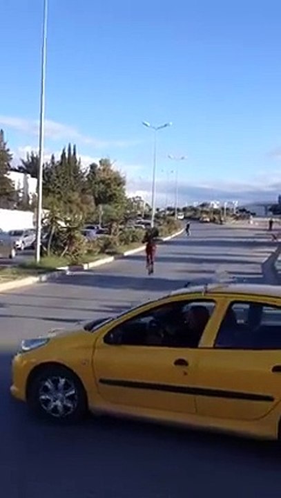 فيديو اليوم .. حصان هارب و يحوس قدام وزارة الخارجيّة ههههههه
