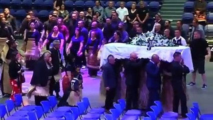 Rugby- Addio Lomu, haka-tributo al feretro del campione