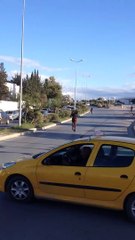 فيديو اليوم .. حصان هارب و يحوس قدام وزارة الخارجيّة ههههههه