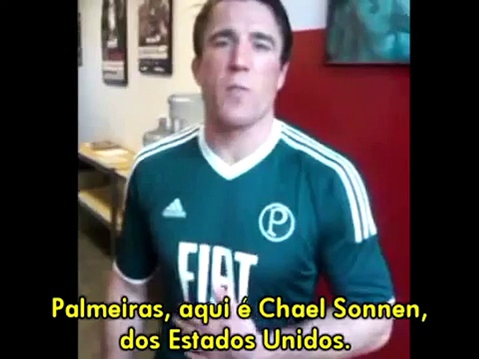 Chael Sonnen veste a camisa do Palmeiras e promete tirar cinturao do corintiano Anderson Silva