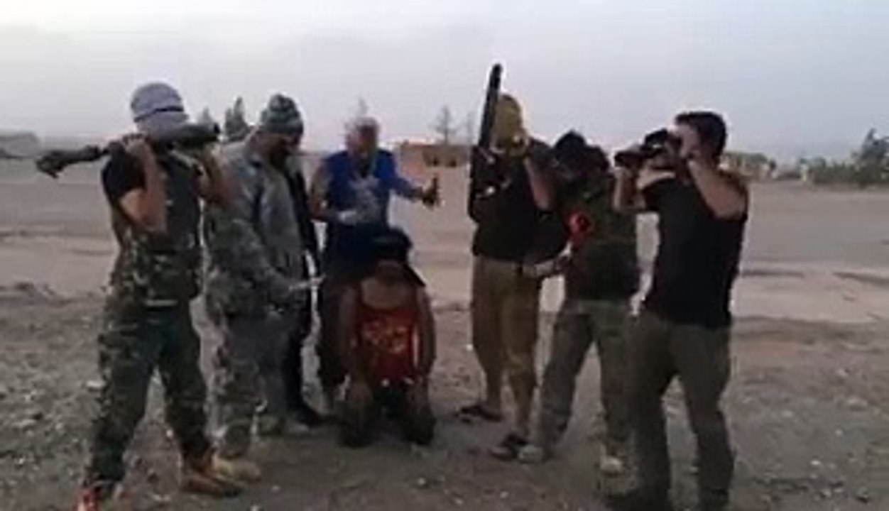 الدواعش يفجرون رجل على المباشر مسكين