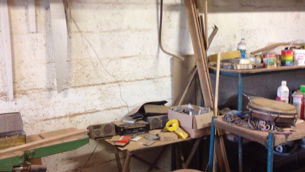 Cet artisan fabrique des percussions afro-cubaines