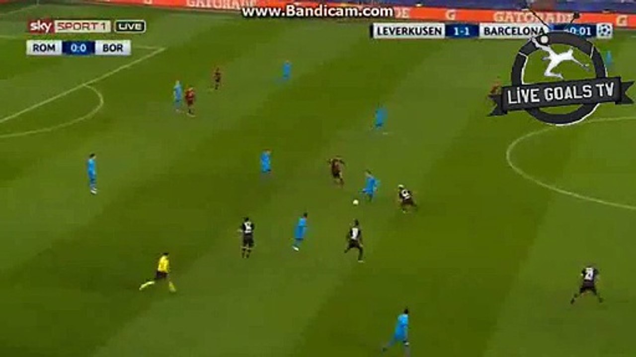 Lionel Messi Crazy Nutmeg Skill - Bayer 04 Leverkusen vs Barcelona - Champions League - 09.12.2015
