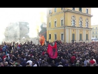 Report TV - Një bunker u inaugurua, tjetri u dogj 2 qëndrimet e PD për "komunizmin"