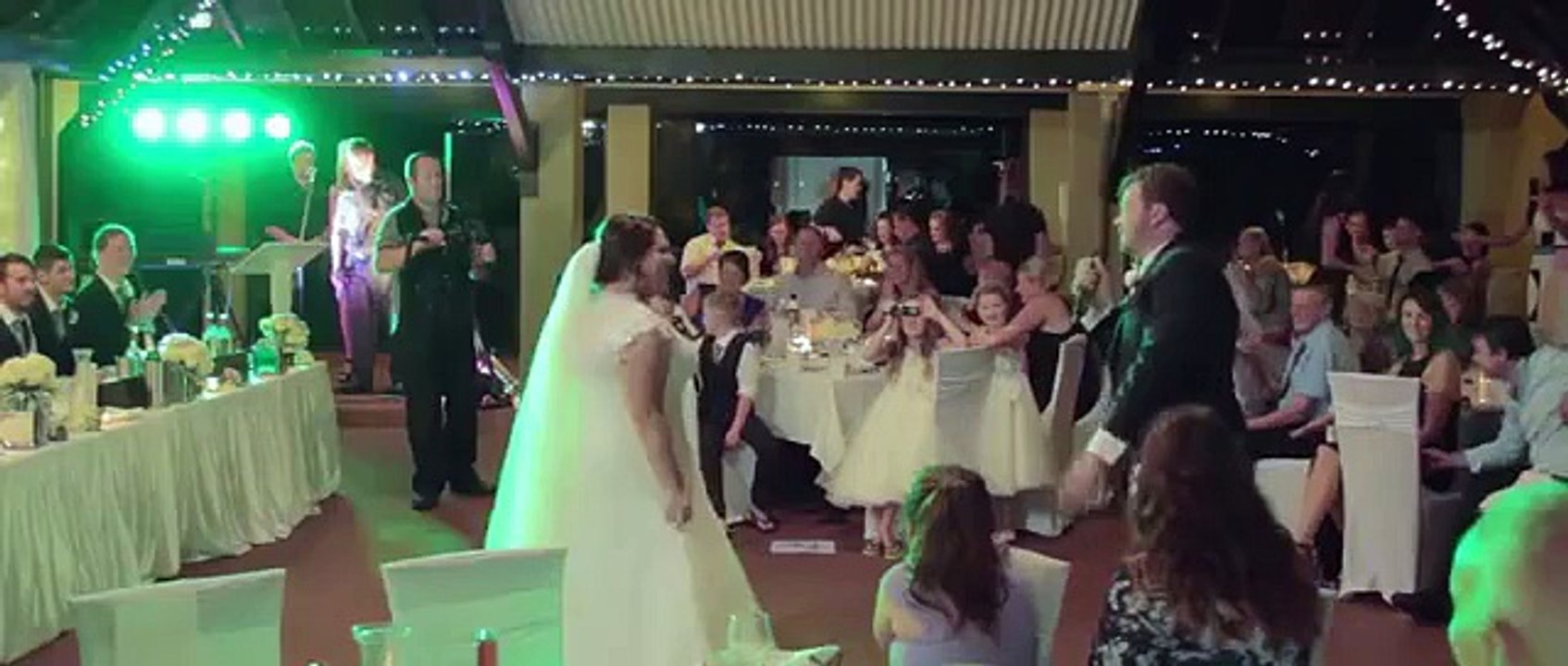 Un romantique arrête sa première danse de mariage pour faire une grosse surprise à sa femme !