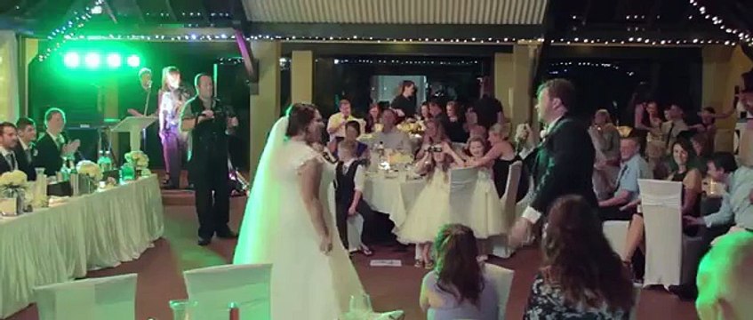 Un romantique arrête sa première danse de mariage pour faire une grosse surprise à sa femme !