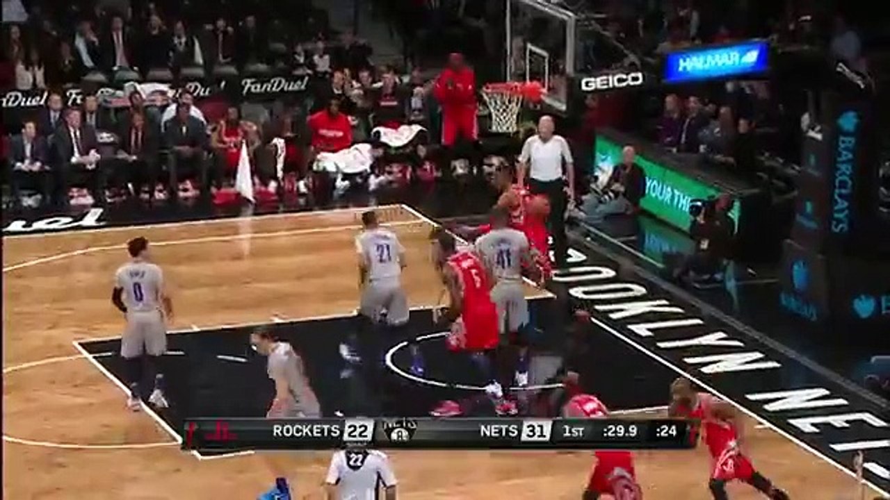 Dwight Howard Gets Up for the Alley-Oop!