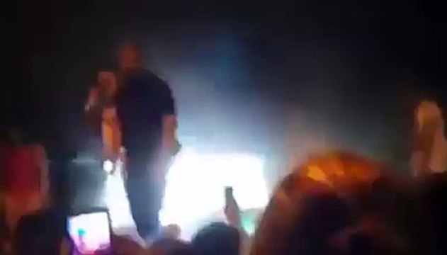 La reacción de J Álvarez cuando le lanzaron una lata en pleno concierto