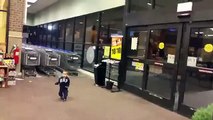 Реакция ребёнка на автоматические раздвижные двери в магазине!