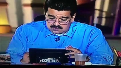 Presidente de Venezuela Nicolás Maduro lee un mensaje al aire donde lo critican