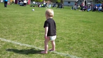 Pampers atleta não é um obstáculo. O jovem atleta aquecer