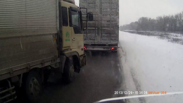 Spectaculaire accident sur une route gelée en Russie