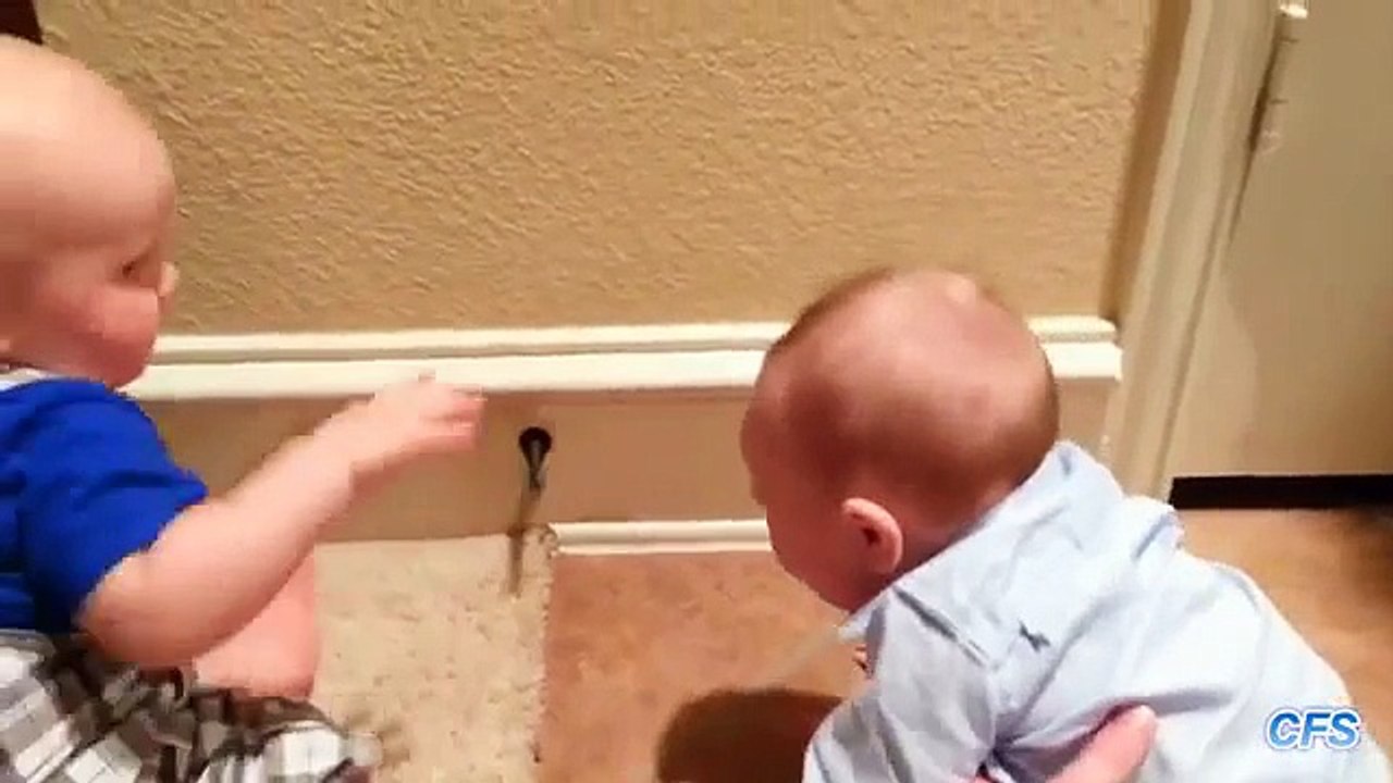 Limiteur pour les enfants. Enfants jouant avec un bouchon de porte