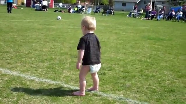 Памперсы спортсмену не помеха. Юный спортсмен разминается