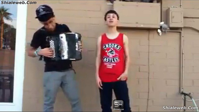 UN PAR DE JOVENES CANTAN UNA CANCION NORTENA CON SU ACORDEON TALENTO MUSICAL DE MEXICO NOVIEMBRE 2015