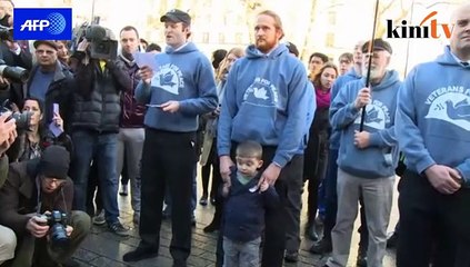 Bantah serang Syria, veteran perang buang pingat