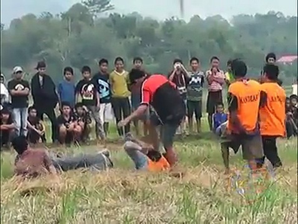 ตีกันทั้งอำเภอมั้งเนี่ย
