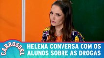 Helena conversa com os alunos sobre as drogas